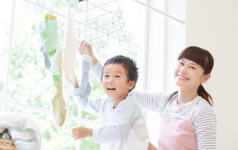 お洗濯をしている親子