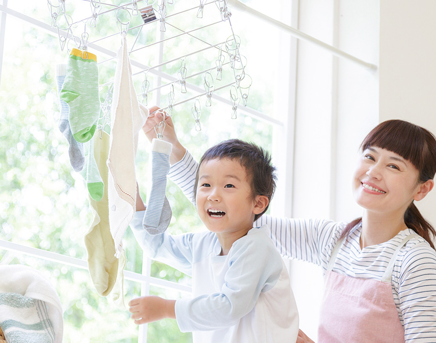 お洗濯をしている親子